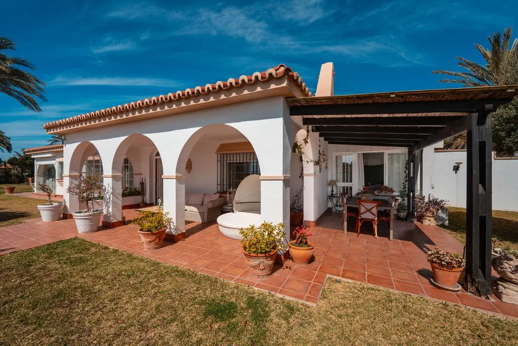 Terrasse - Beachfront Villa with Sea View in Marbella East
