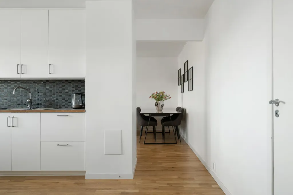 Cuisine - Renovated 2nd Floor Flat with South-Facing Balcony