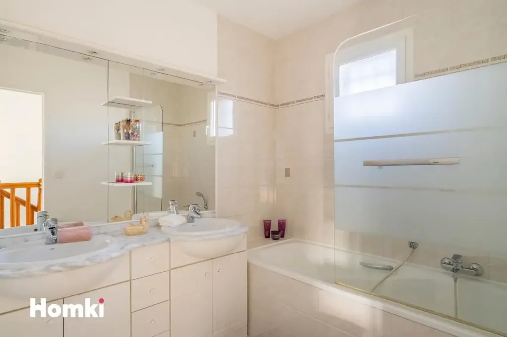 Salles de bain - Maison avec Piscine et Jardin à Marseille 11