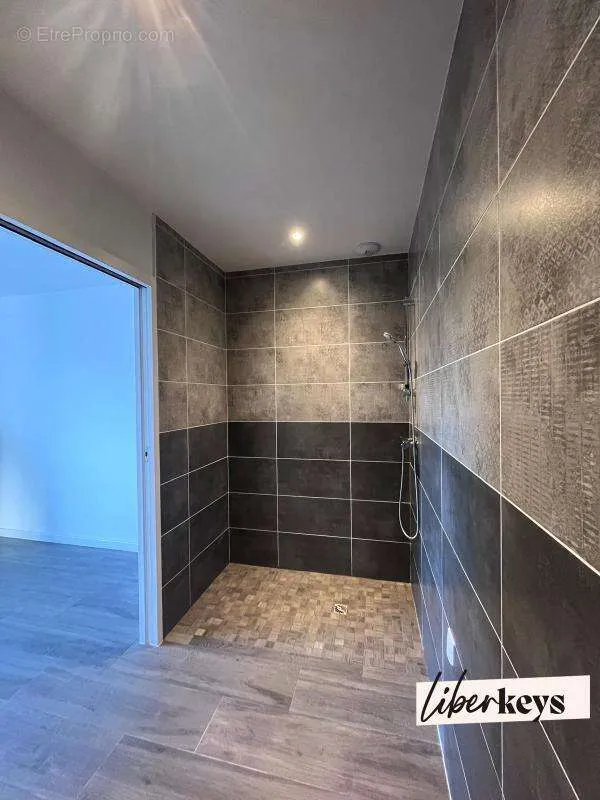 Salles de bain - Maison Moderne avec Jardin à Ploeren