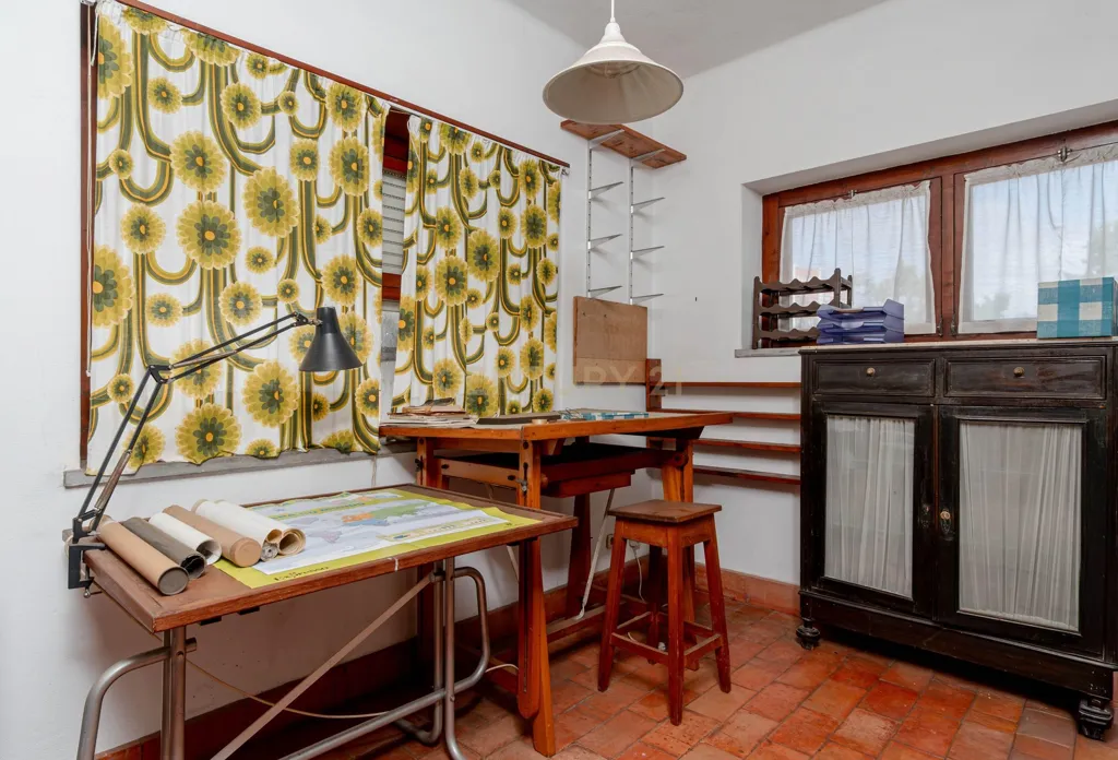 Kabinet - T6+1 House with Garden in Alfragide Norte