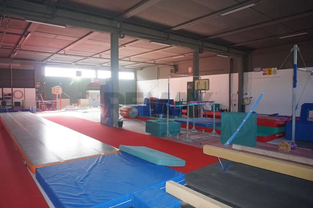 Pièces - Industrial Warehouse with Office Space in Ragusa
