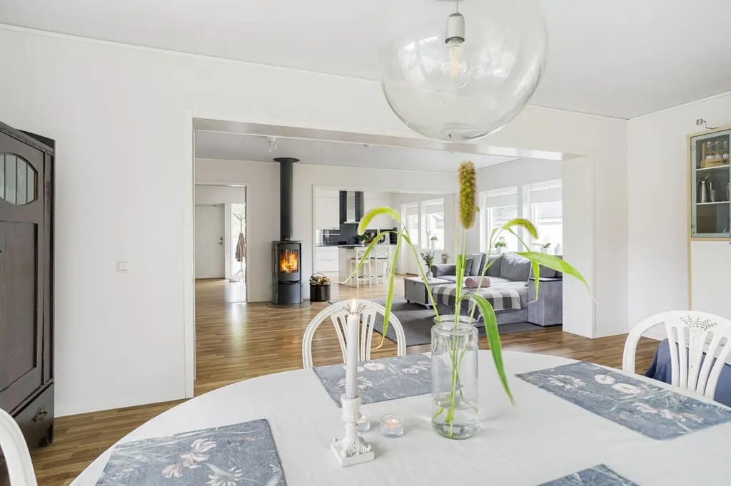 Salle à manger - Modern 1-Plan Villa with Garden in Suburb