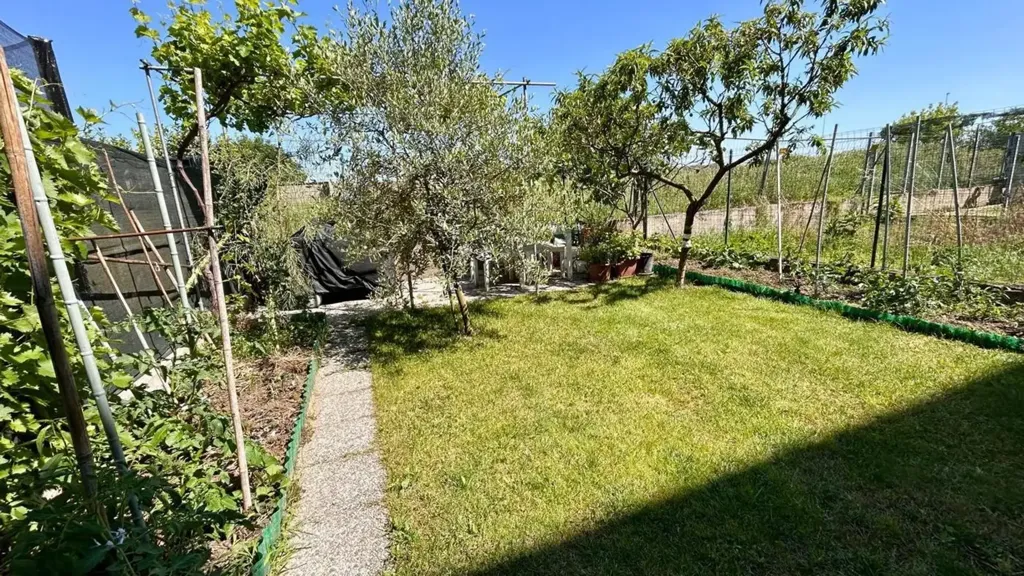 Jardin - Rustic Villa with Solar Panels in Garlasco