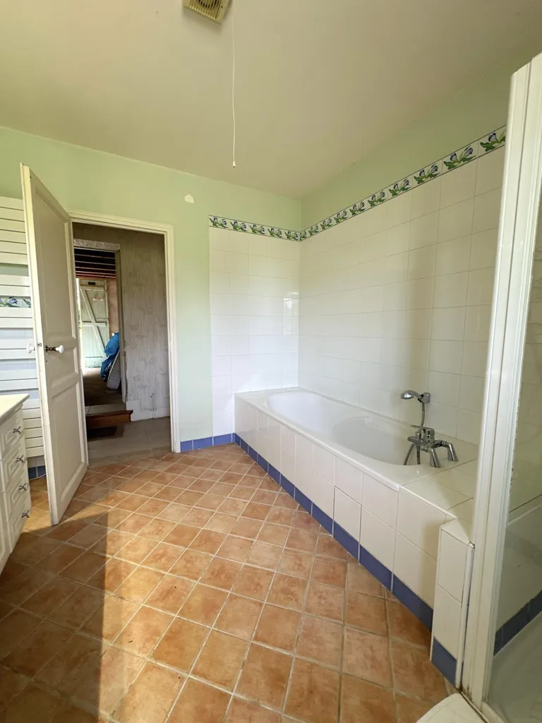 Salles de bain - Maison de charme avec dépendances à Nérigean