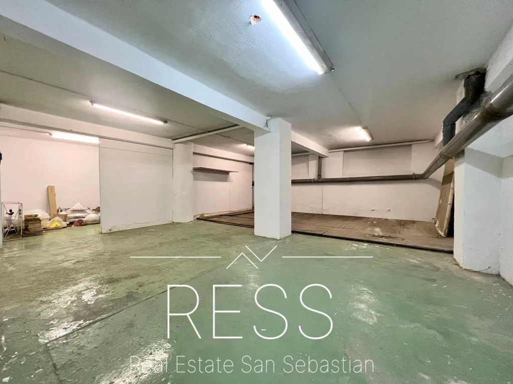 Garage - Spacious Garage Premises in Amara, Donostia
