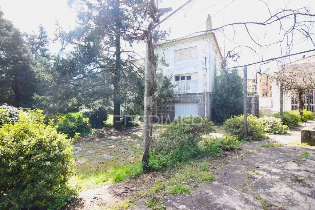 Aed - Development Land with Shops in Guimarães