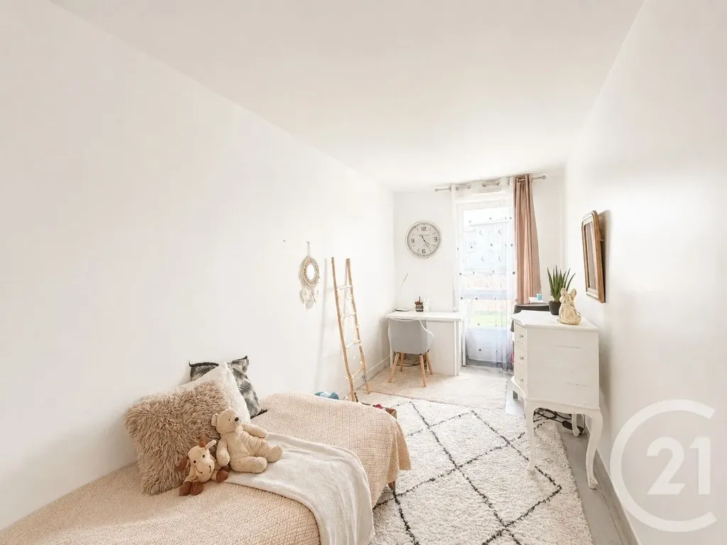 Magamistoad - 4-Bedroom Garden Flat in Ecquevilly