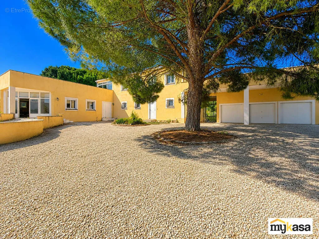 Välivaade - Mixed-Use Property with Garden in Istres