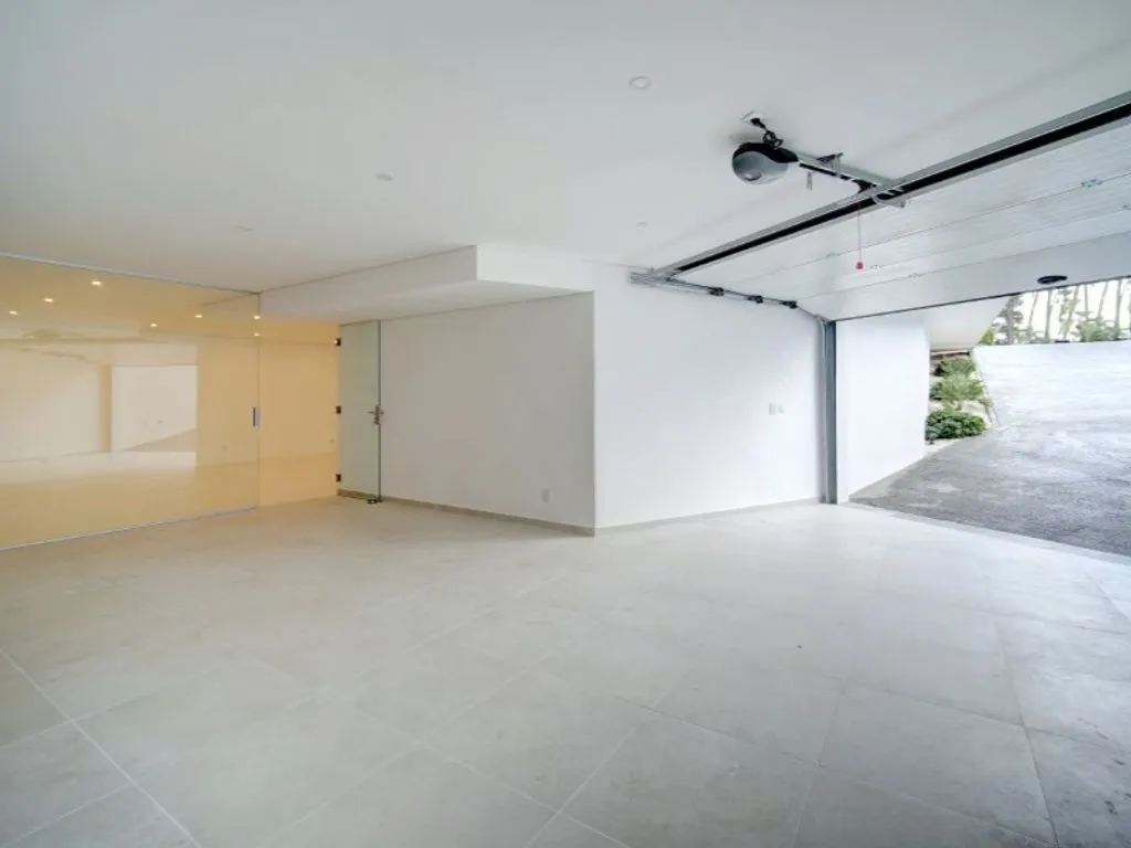 Garaaž - Contemporary Villa with Golf View in Almada