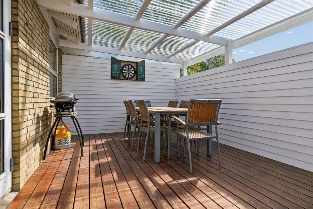 Terrass - Fenced Villa with Garden in Næsby, Odense N