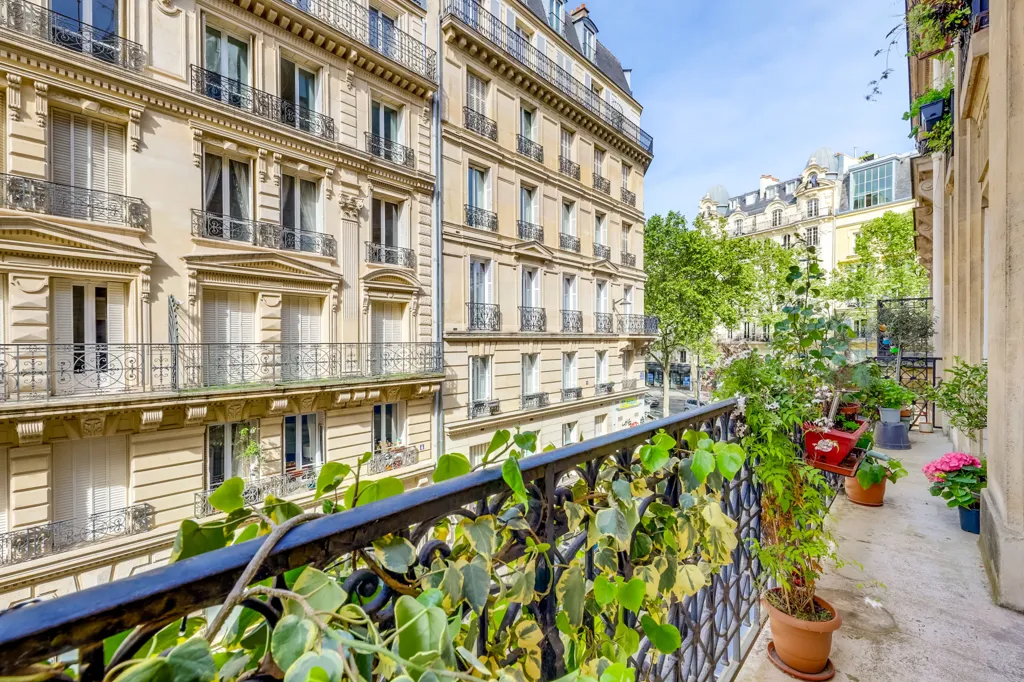 Rõdu - Haussmannian Apartment with Balcony in Paris