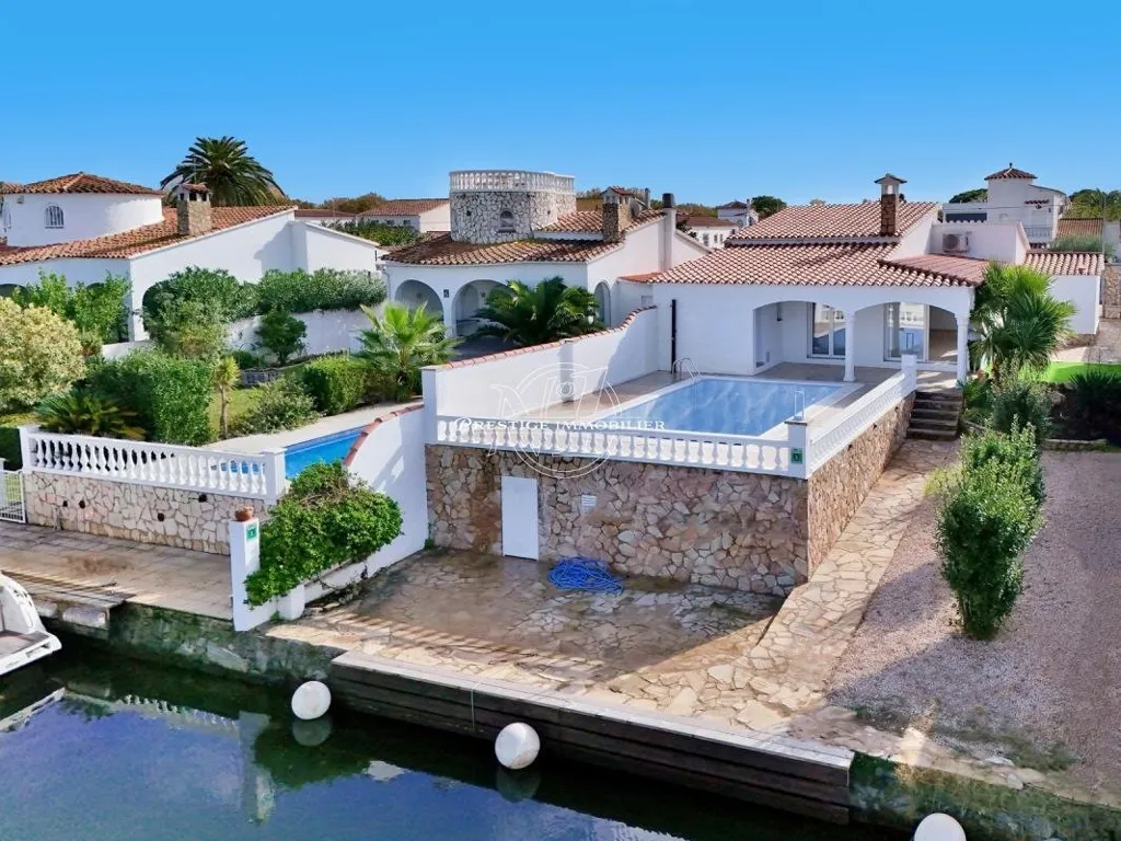 Piscine - Canal-View Villa with Pool in Castelló d'Empúries