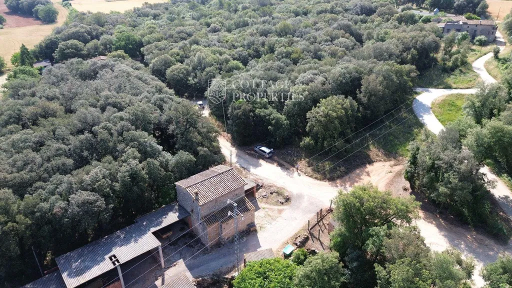 Õhuvaade - Historic Farmhouse with Renovation Potential in Serinyà