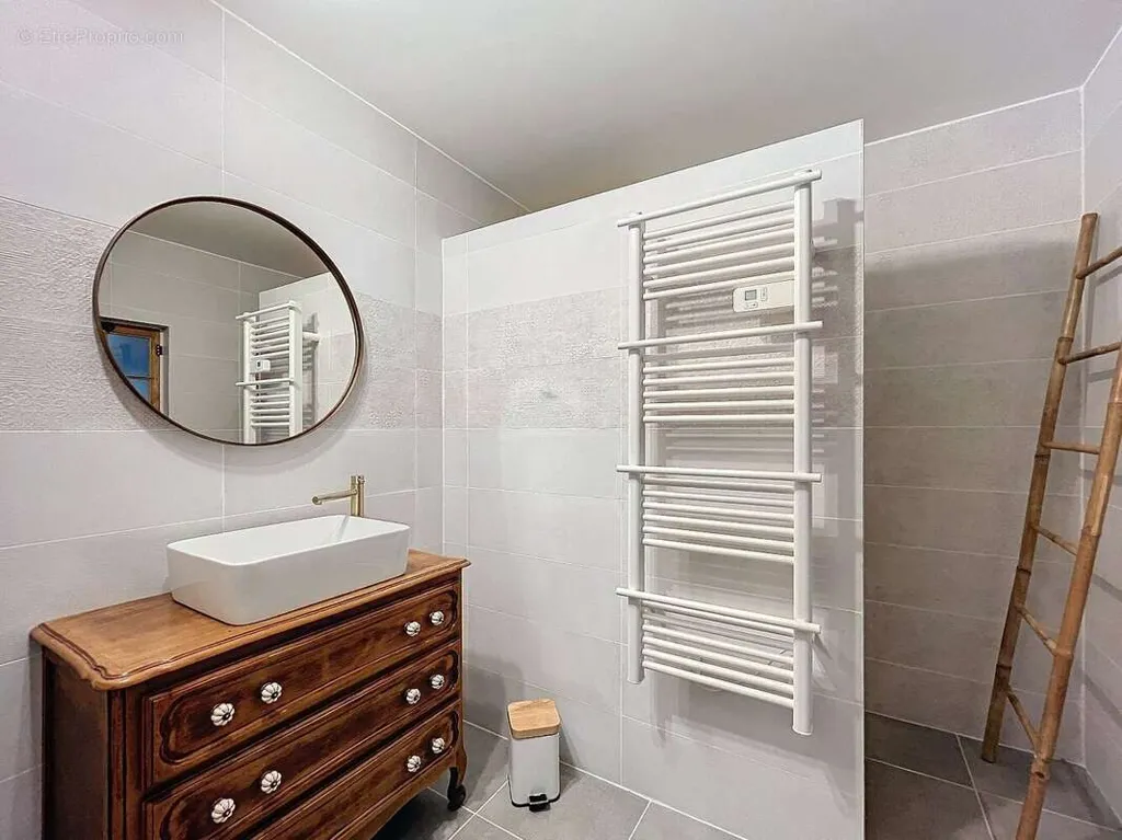 Salles de bain - Immeuble mixte rénové avec local commercial à Saint-Chinian