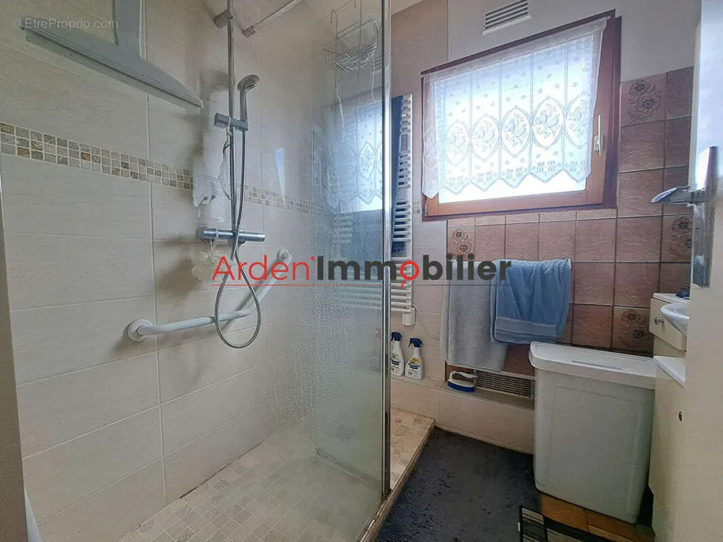 Salles de bain - Maison 3 Chambres avec Jardin à Rethel