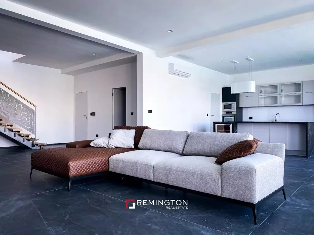 Elutuba - Waterfront Villa with Beach Access in Split
