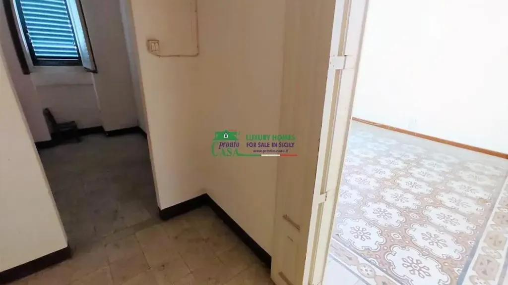 Esik - Apartment with Balcony in Ragusa