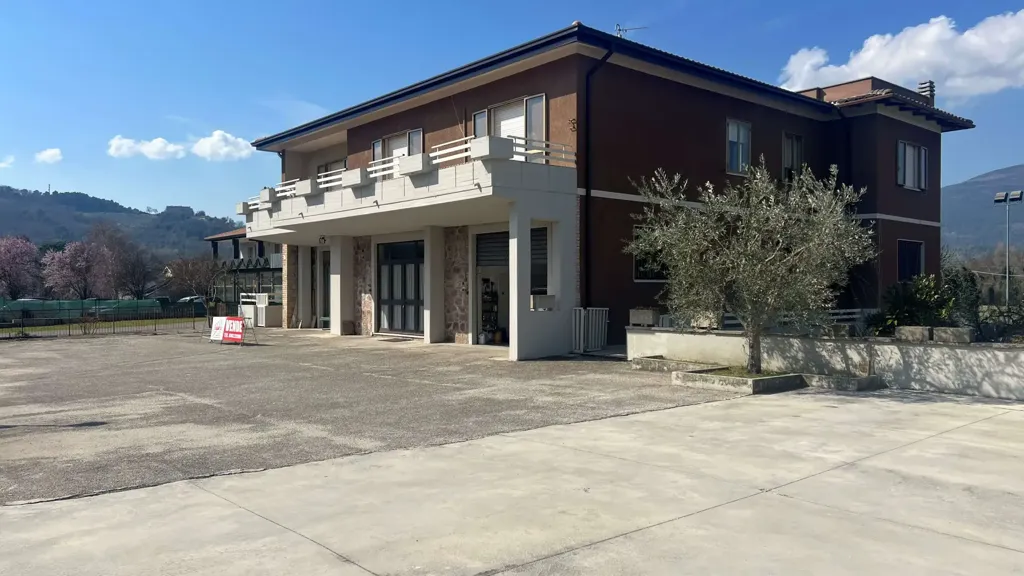 Välivaade - Mixed-Use Villa with Terraces in Spoleto