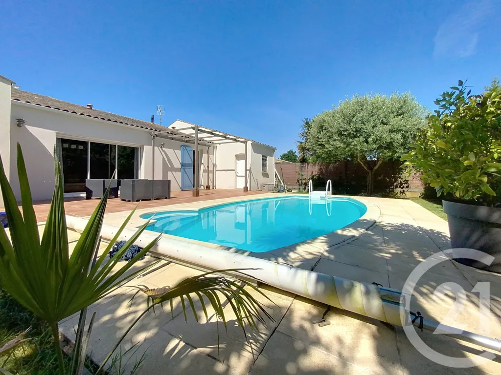 Piscine - Villa de Plain-Pied avec Piscine à Breuil-Magné