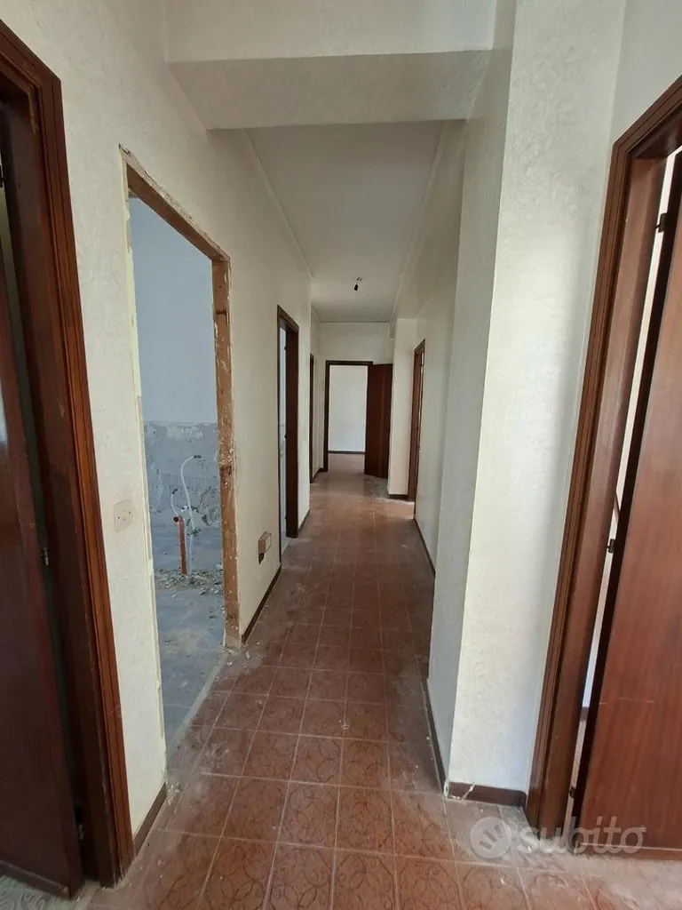 Hallway - Bright 5-Room Apartment with Balcony in Palermo