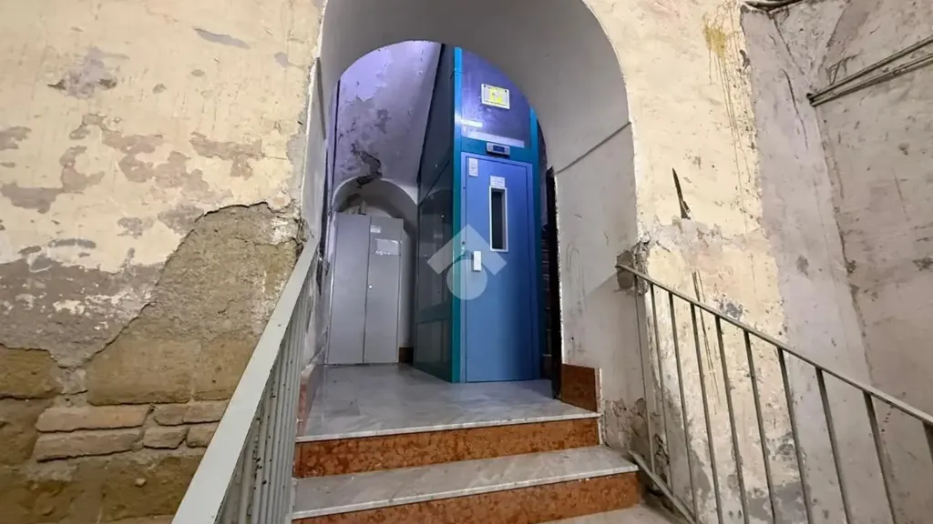 Pièces - Multistorey Apartment with Central Location in Naples