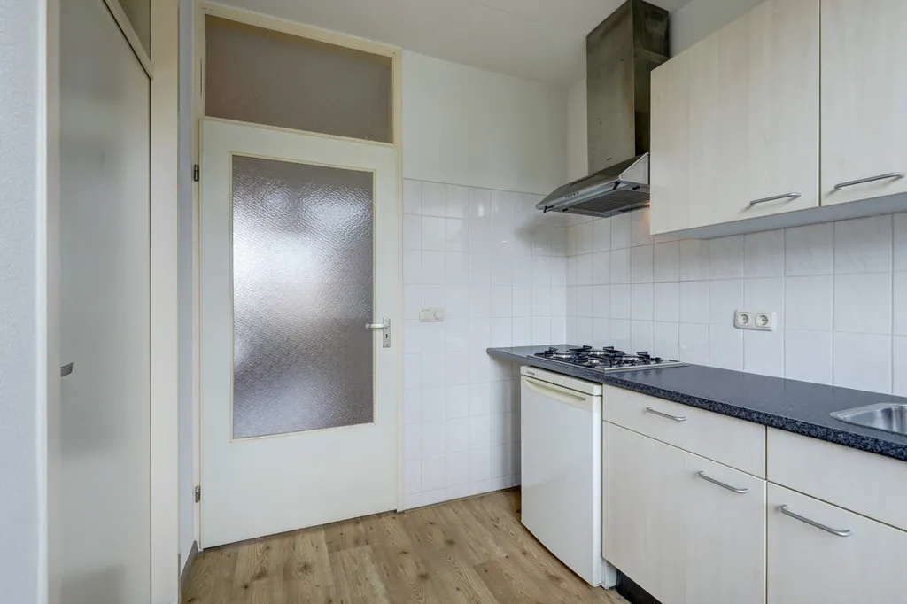 Cuisine - Spacious Apartment with South-Facing Balcony in Baarlo