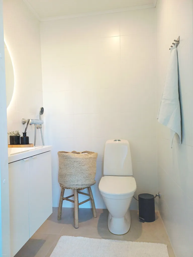 Salles de bain - Modern Flat with Garden in Ylästö, Vantaa