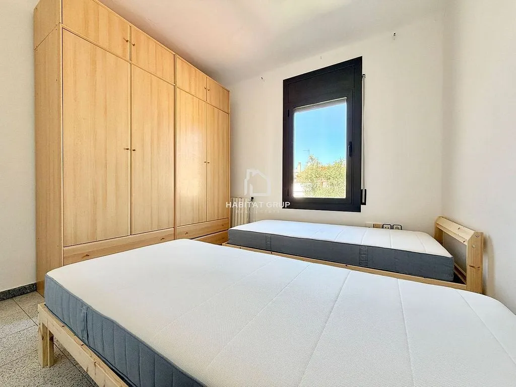 Magamistoad - Semi-detached House with Pool in Manlleu