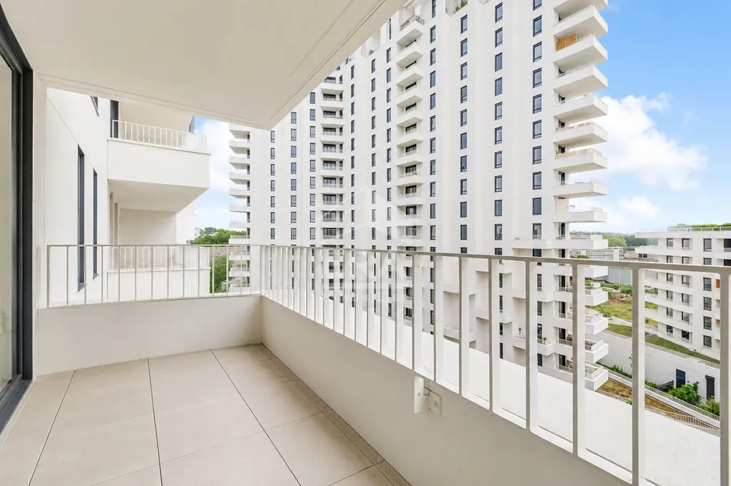 Rõdu - 2-Bedroom Apartment with Balcony in Clichy