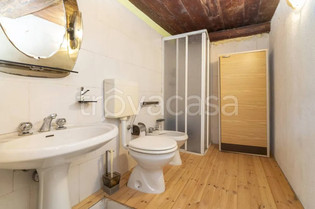 Bathrooms - Rustic Baita with Garden in Celle di Macra