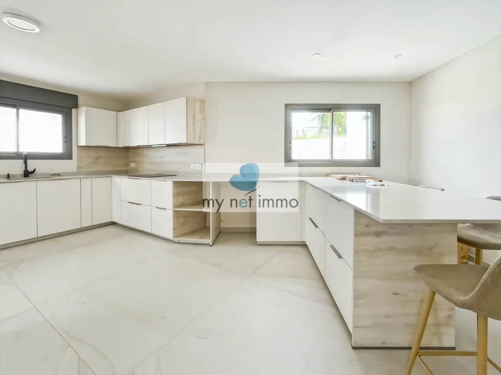 Cuisine - Villa Contemporaine avec Piscine et Bureau à l'année