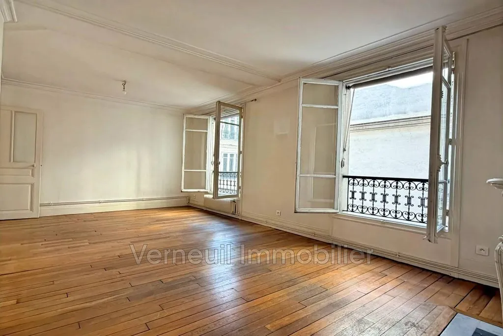 Pièces - Appartement de Luxe avec Balcon Courtyard à Invalides