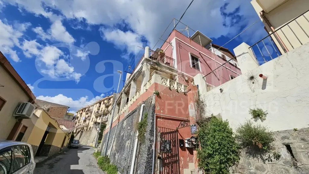Välivaade - Twin-Storey Apartment with Terrace in Messina