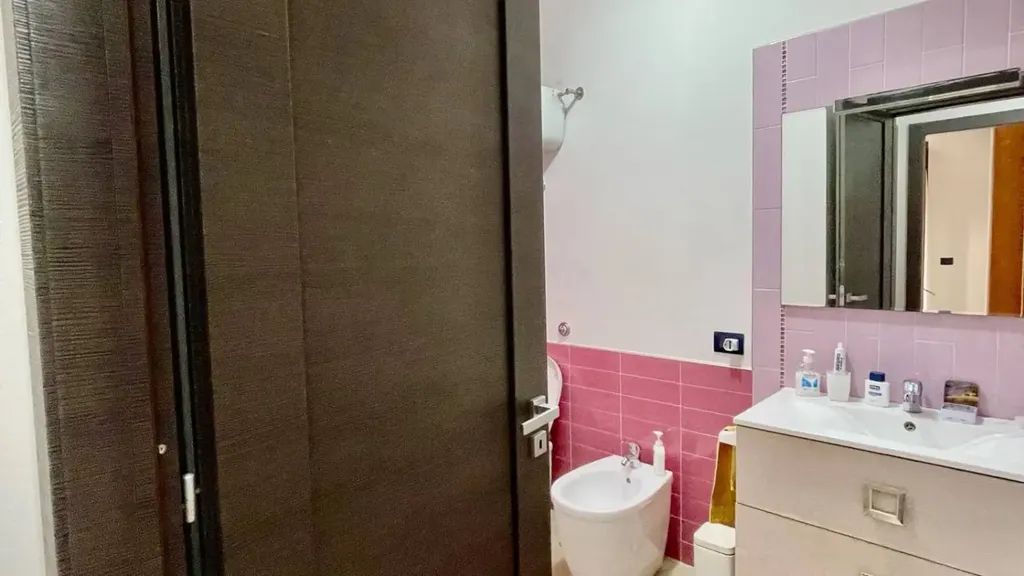Salles de bain - Rear-Accessed Apartment with Private Garden in Ceccano