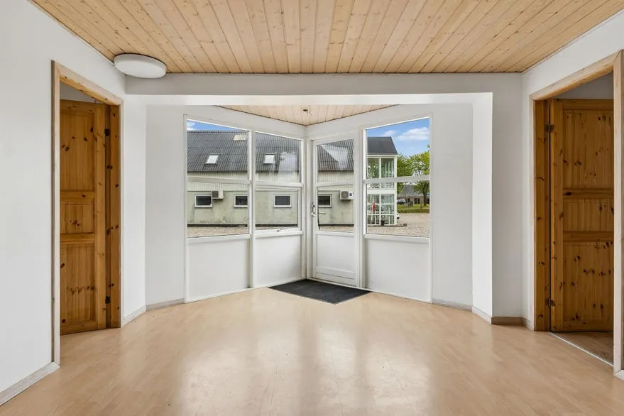 Esik - Office Space with Adjacent Plot in Rødekro