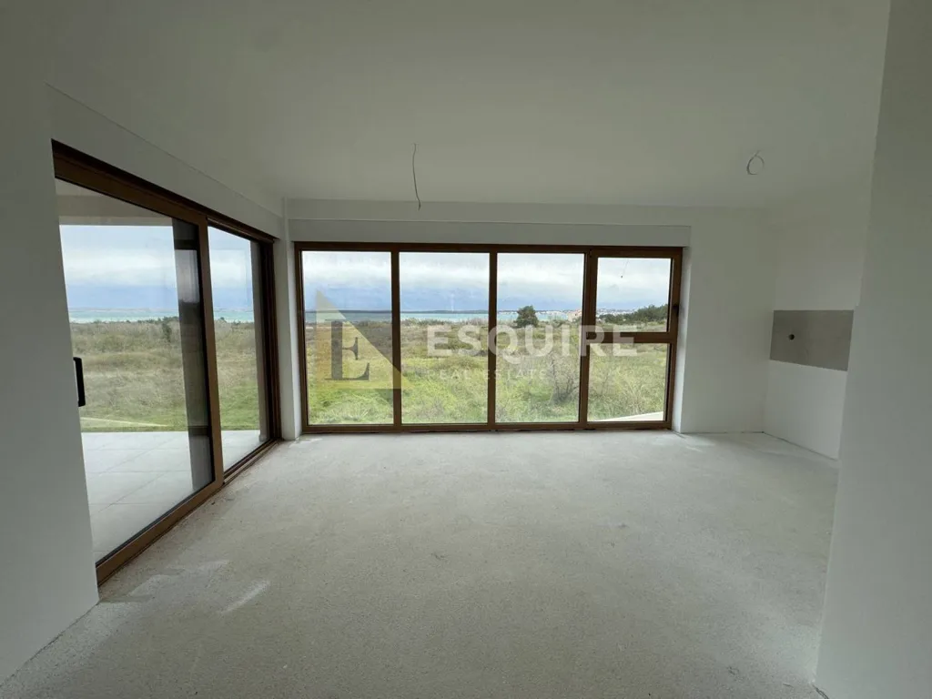 Pièces - Luxury Penthouse with Sea View in Nin