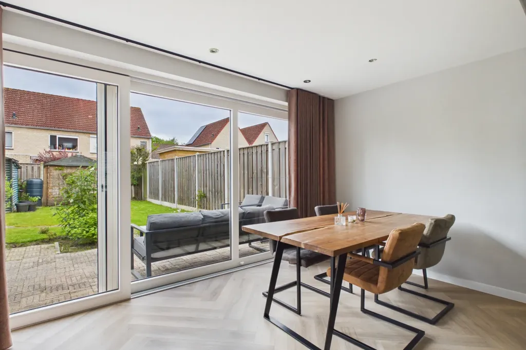 Söögituba - Modern Two-Storey House with Garden in Philippine