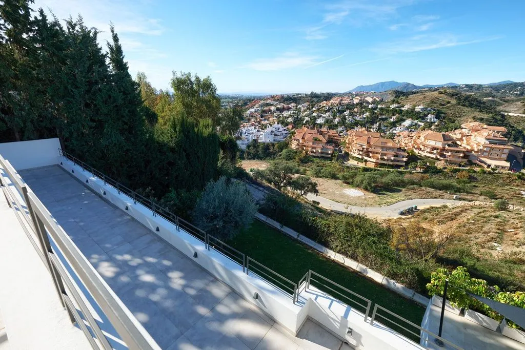 Balcon - Luxury Villa with Pool in Nueva Andalucía