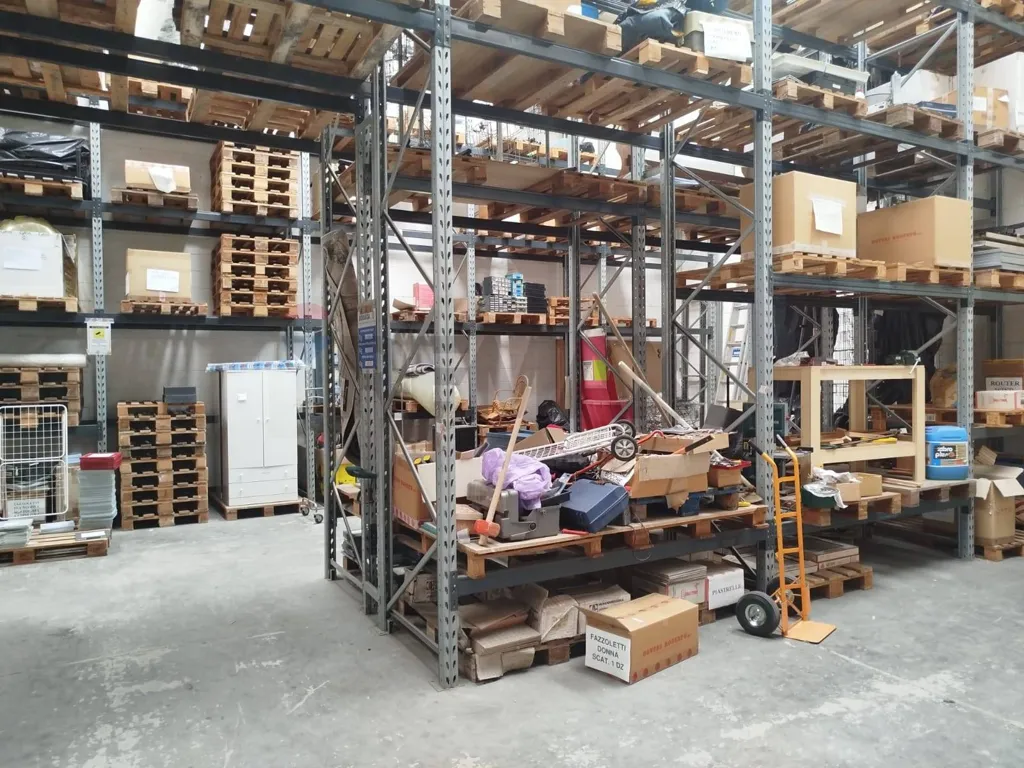Pesuköök - Warehouse with Apartment in Industrial Zone