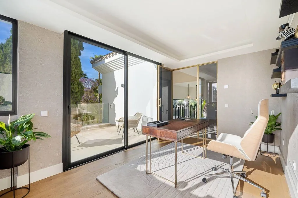 Bureau - Luxury Villa with Infinity Pool in Marbella
