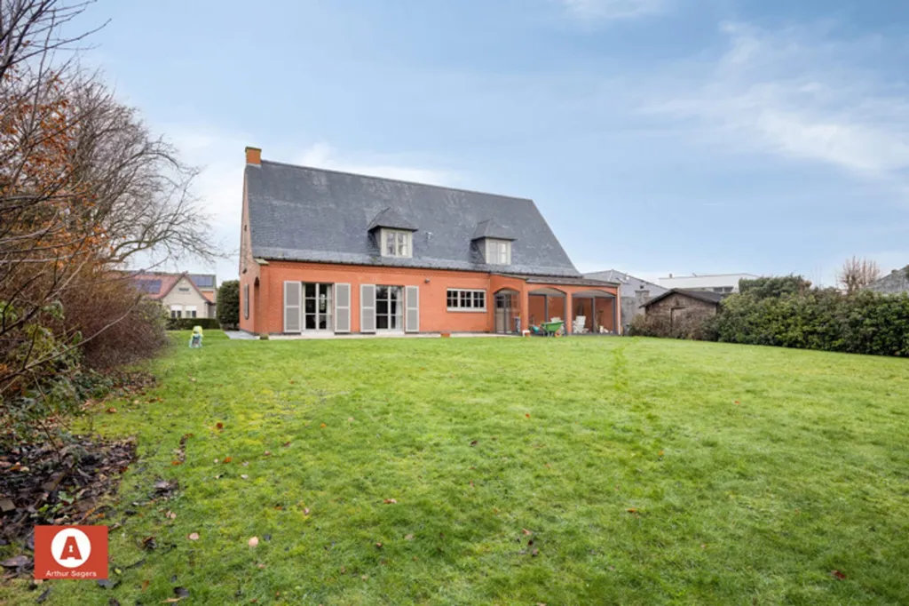 Välivaade - Spacious Villa with South-East View in Opstal