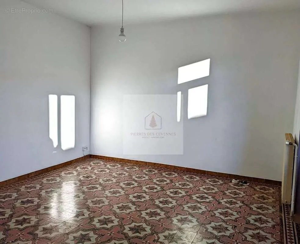 Pièces - Immeuble avec 2 Appartements et Garages au Collet de Dèze