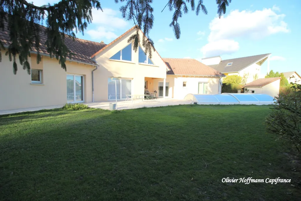 Aed - 9-Piece House with Pool in Réding
