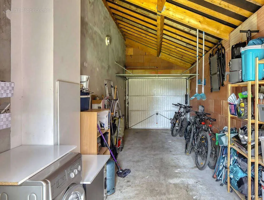 Utility Room - 5-Bedroom House with Garden in Quiet Area