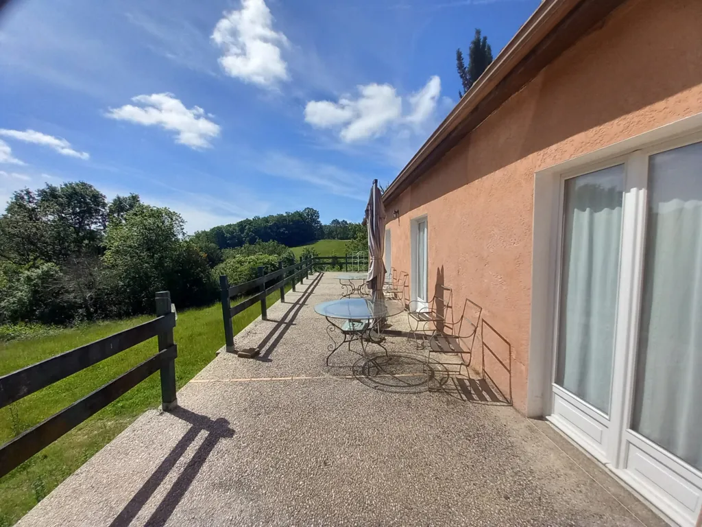 Terrasse - Corps de ferme en pierre avec piscine près de Sarlat