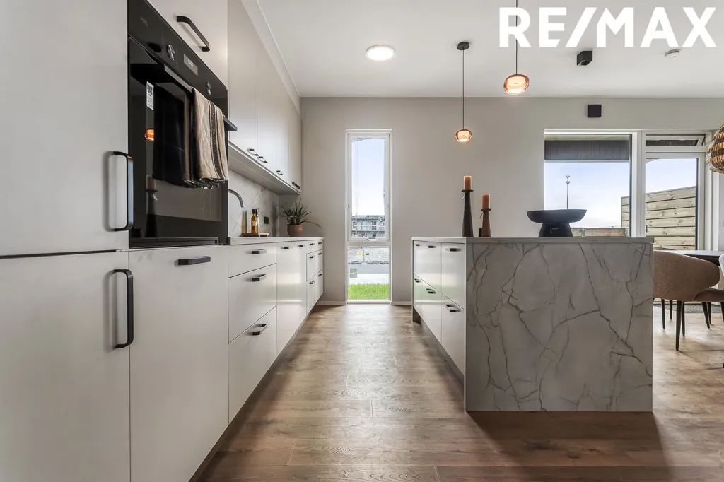 Cuisine - 5-Bed Apartment with Balcony in Álftanes