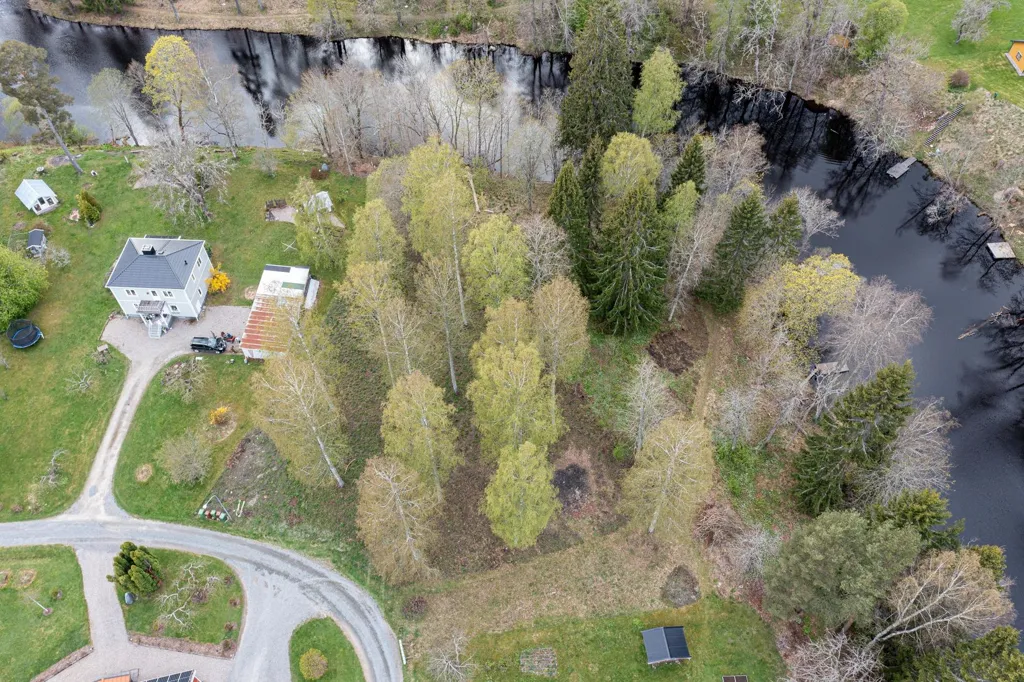Õhuvaade - Buildable Plot with Riverfront in Skinnskatteberg
