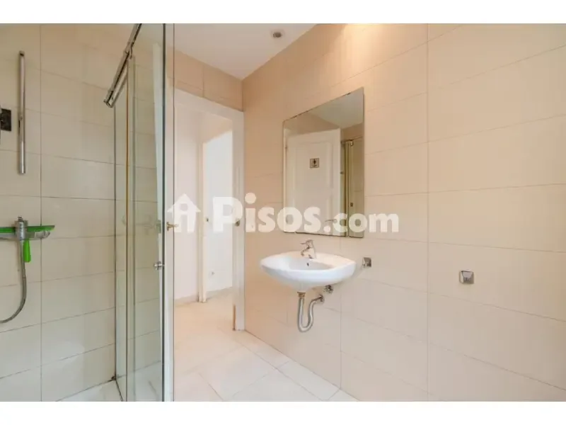 Vannitoad - Spacious Apartment with Modern Kitchen in Girona