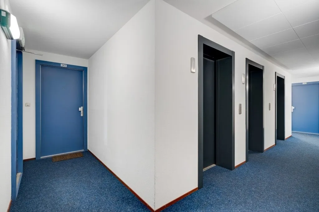 Esik - 3-Bedroom Gallery Flat with City View in Rotterdam